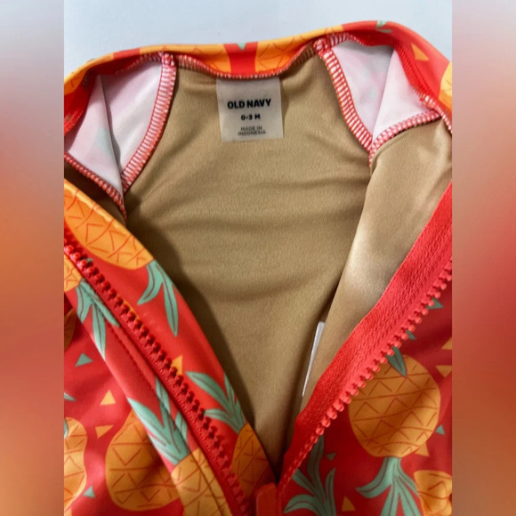 - OLD NAVY BABY SWIMSUIT SIZE 0-3M - Picture 7 of 8
